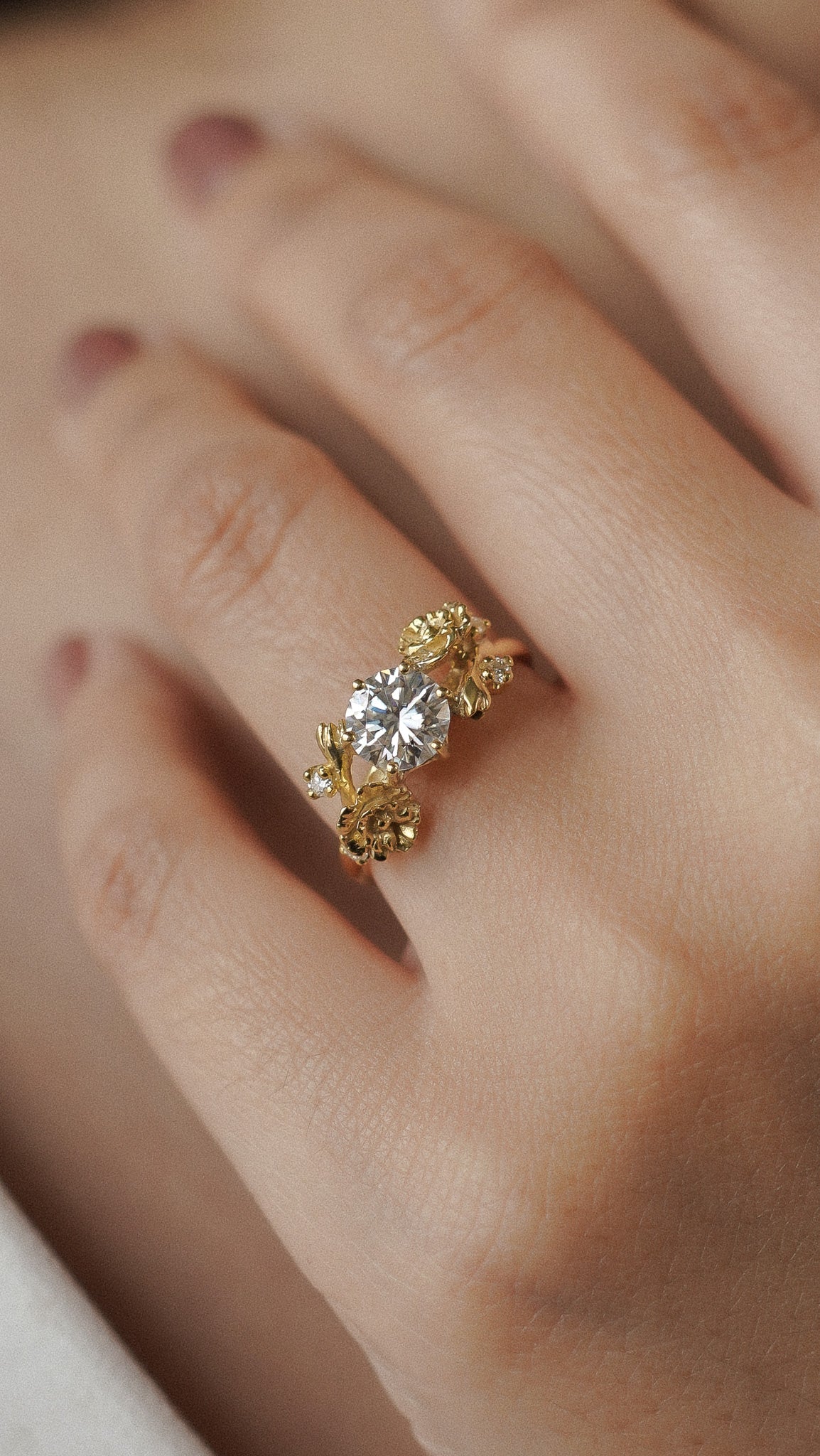 Poppy Solitaire Ring with Round Stone in 18K Gold