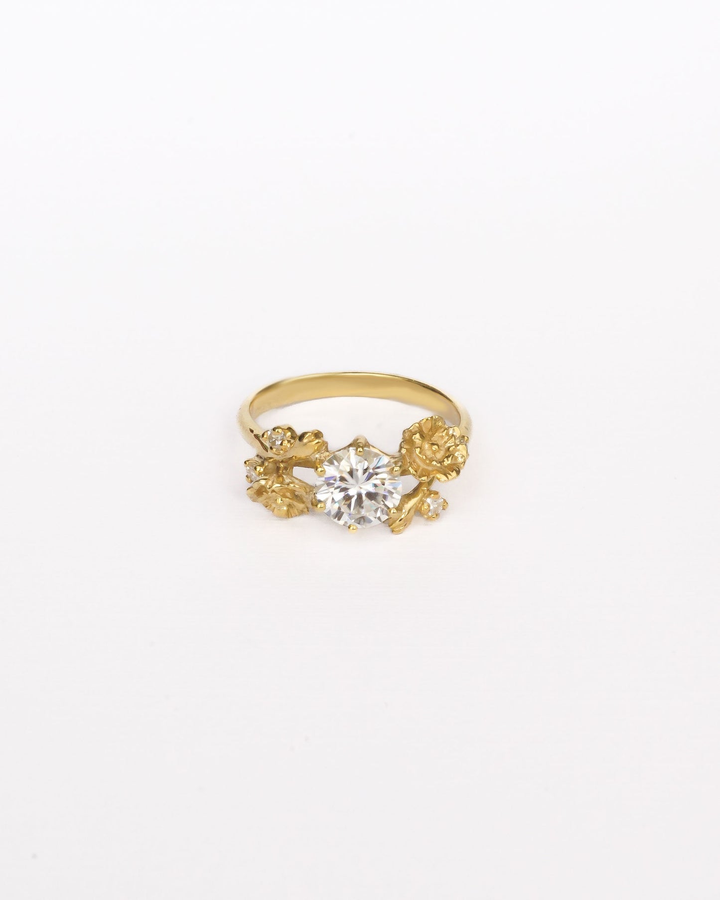 Poppy Solitaire Ring with Round Stone in 18K Gold