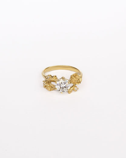 Poppy Solitaire Ring with Round Stone in 18K Gold