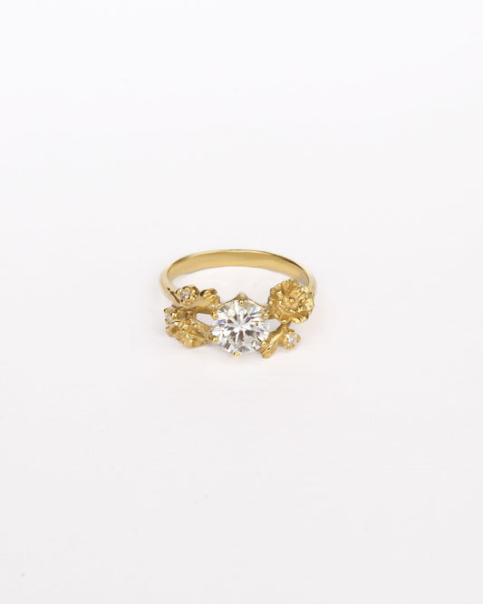 Poppy Solitaire Ring with Round Stone in 18K Gold