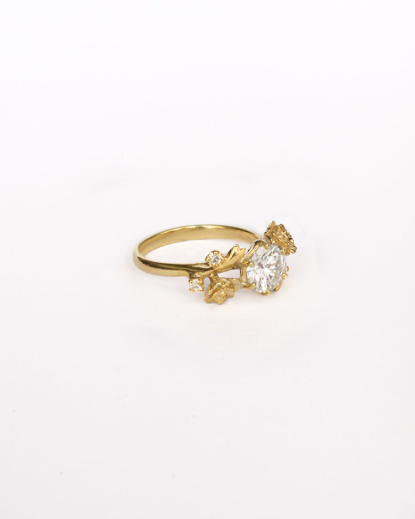 Poppy Solitaire Ring with Round Stone in 18K Gold