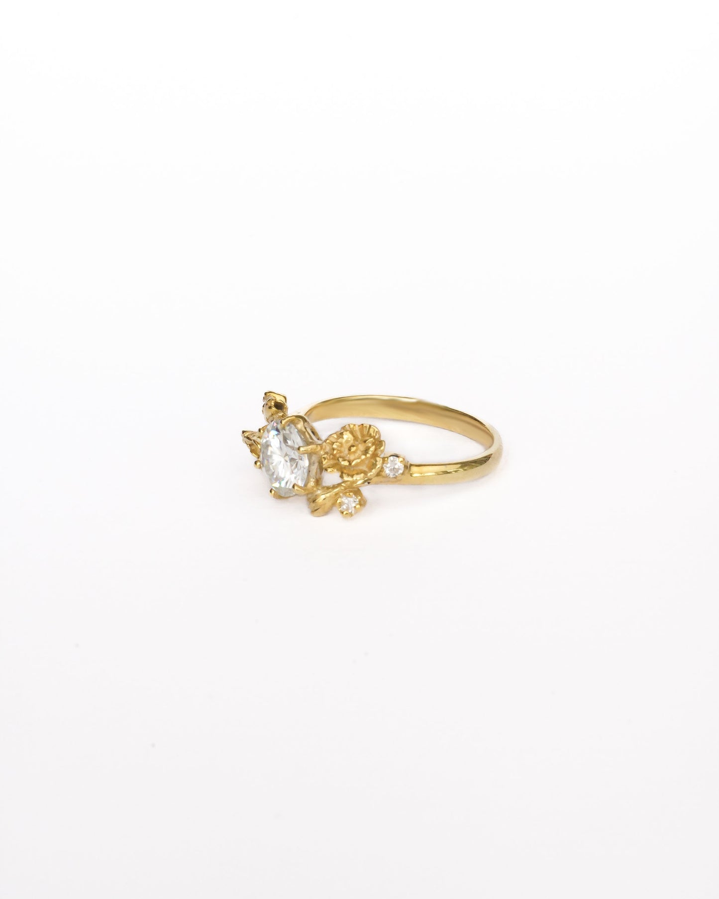 Poppy Solitaire Ring with Round Stone in 18K Gold