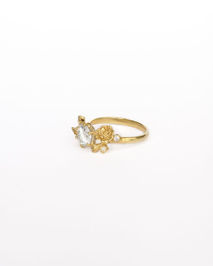 Poppy Solitaire Ring with Round Stone in 18K Gold