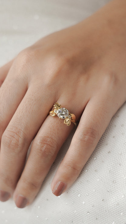 Rose Solitaire Ring with Round Stone in 18K Gold