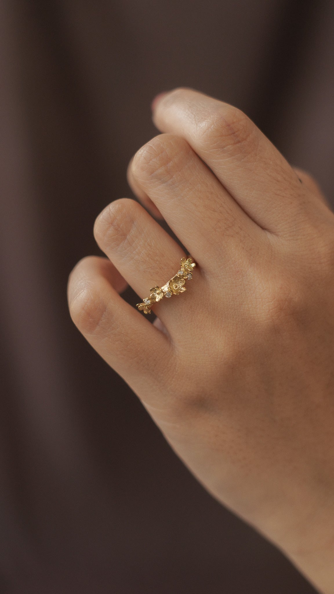 Sora Ring with Round Stone in 18K Gold