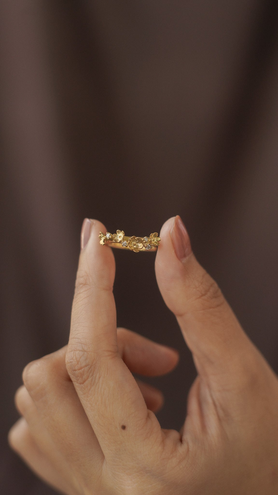 Sora Ring with Round Stone in 18K Gold
