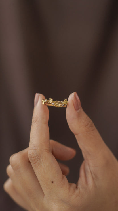 Sora Ring with Round Stone in 18K Gold