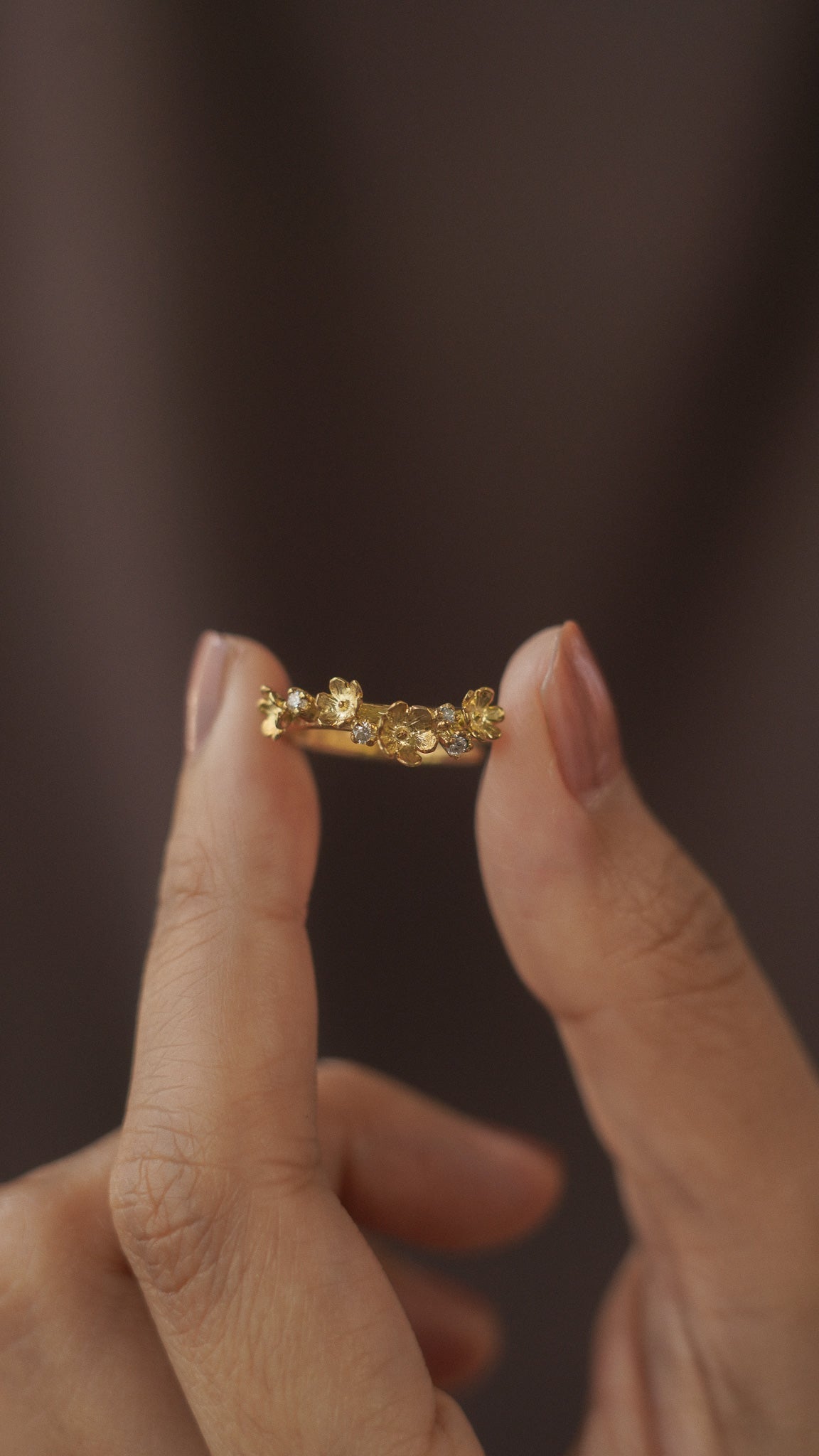 Sora Ring with Round Stone in 18K Gold