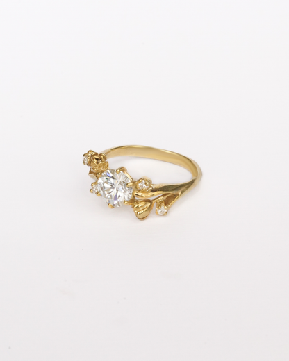 Tulip Solitaire Ring with Round Stone in 18K Gold