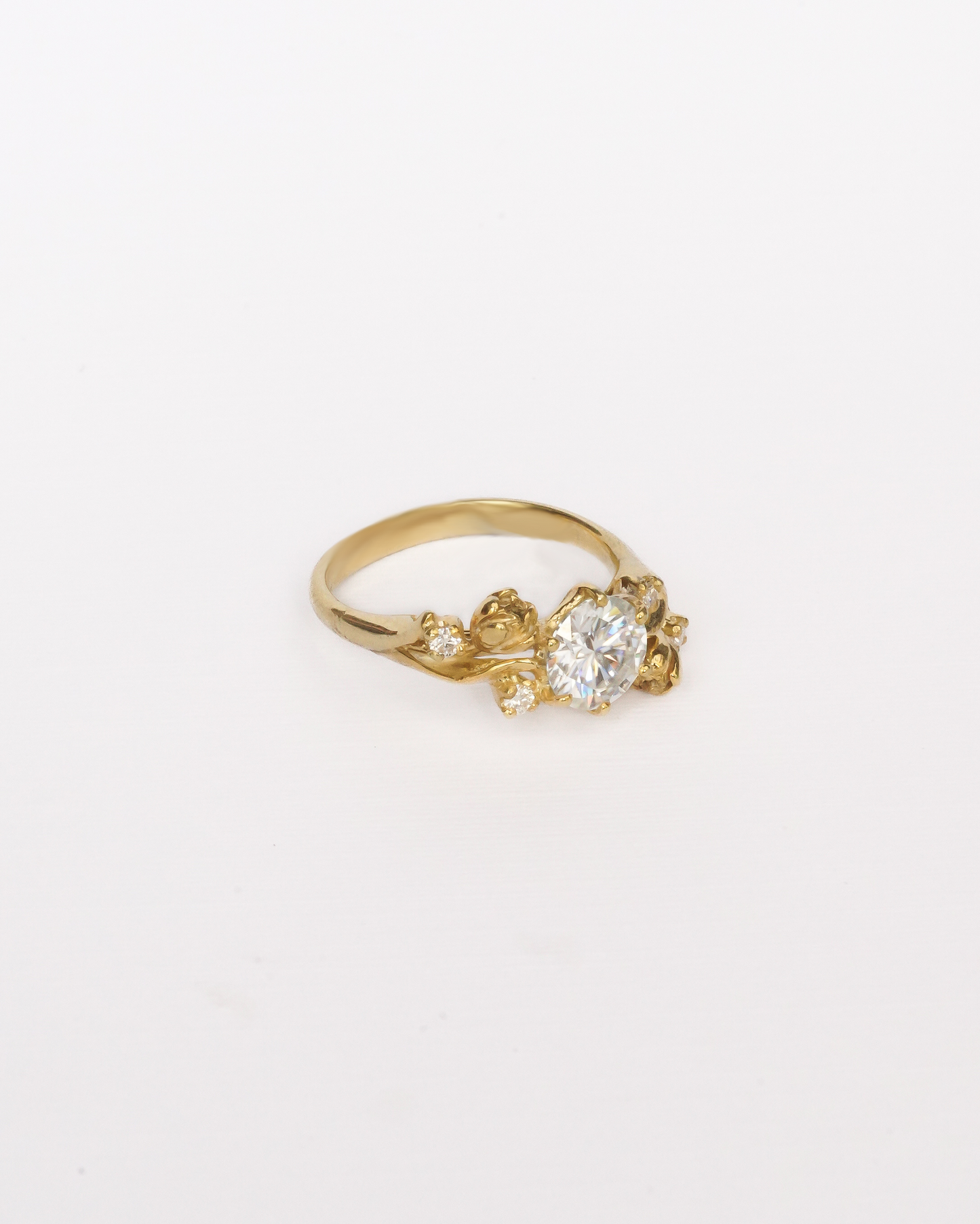 Tulip Solitaire Ring with Round Stone in 18K Gold